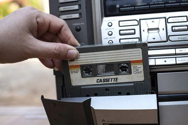 Femmes Main Mettant Cassette Dans Lecteur Bande Audio Ancienne Sur — Photo