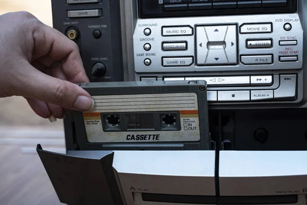 Frauen Hand Legen Kassette Altmodische Tonbandgerät Auf Dem Oberen Schreibtisch — Stockfoto