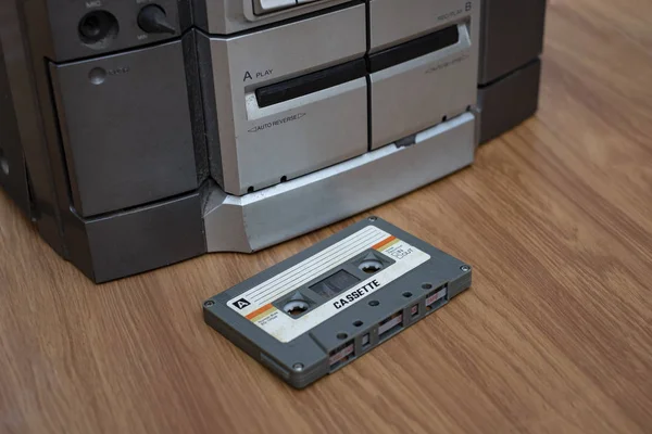 Vintage Cassette Compacto Reproductor Cinta Audio Sobre Fondo Madera Mesa — Foto de Stock