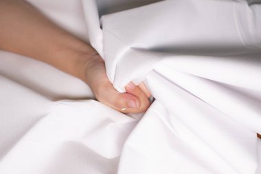 Kadın el sıkma yatak çarşafları renk beyaz