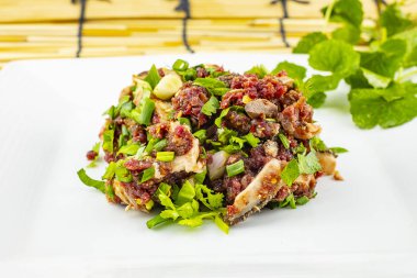 Baharatlı kıyılmış sığır eti salata, Larb geleneksel Tayland yemeğidir
