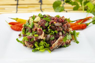Baharatlı kıyılmış sığır eti salata, Larb geleneksel Tayland yemeğidir