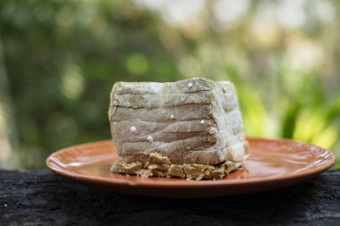 Kase yemek arka plan üzerinde mantar kaplı ekmek üzerinde kalıp