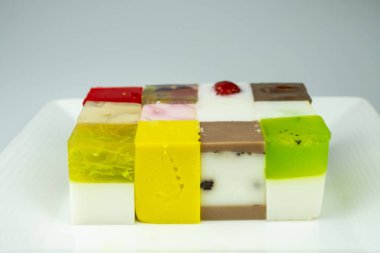 Tatlılar jöle şekerler beyaz arka plan üzerinde renkli