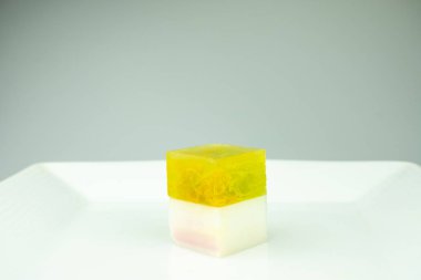 Tatlılar jöle şekerler beyaz arka plan üzerinde renkli