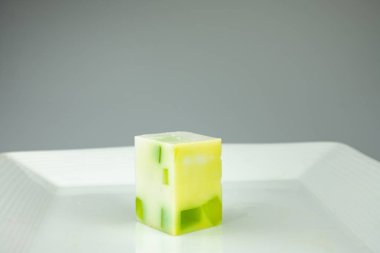 Tatlılar jöle şekerler beyaz arka plan üzerinde renkli