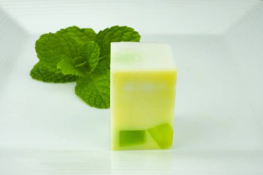 Tatlılar jöle şekerler beyaz arka plan üzerinde renkli