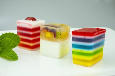 Tatlılar jöle şekerler beyaz arka plan üzerinde renkli