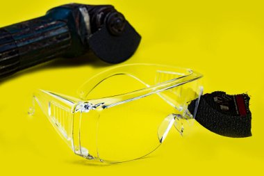 Koruyucu gözlük bu kurtarmak çünkü göz iş yaparken, güç araçlarını kullanmanın tehlikeleri kırık, Emanet ilk olarak, kesme diskleri takın