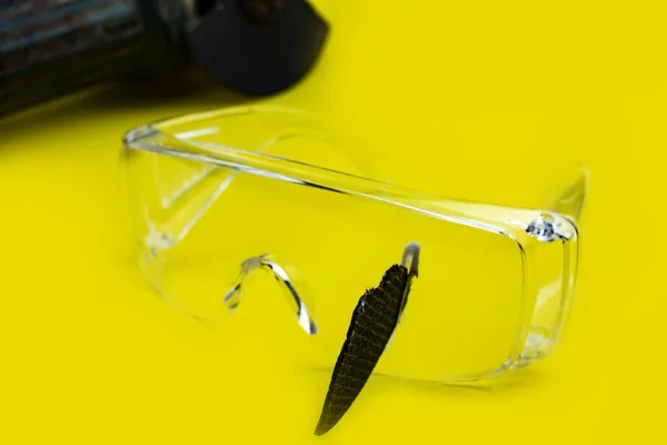 これを保存 保護メガネは仕事中目プラグイン切削ディスク壊れて 安全第一に 電源ツールを使用しての危険性 — ストック写真