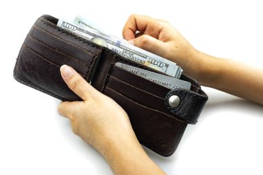 M-cüzdan 100 demetleri üzerinde bize dolar Lirası Beyaz arka plan üstünde tutan el