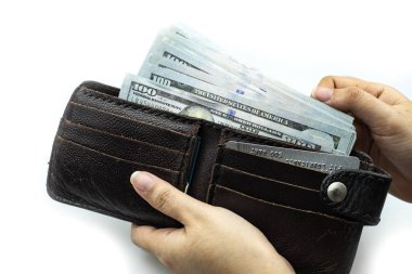 M-cüzdan 100 demetleri üzerinde bize dolar Lirası Beyaz arka plan üstünde tutan el
