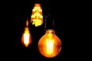Klasik retro akkor siyah arka plan üzerine, Vintage ampul elektrik lambası led