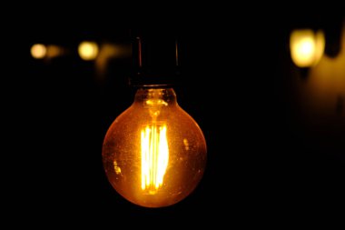 Klasik retro akkor siyah arka plan üzerine, Vintage ampul elektrik lambası led