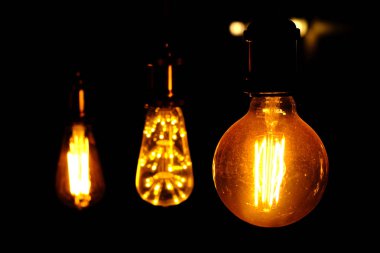 Klasik retro akkor siyah arka plan üzerine, Vintage ampul elektrik lambası led