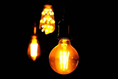 Klasik retro akkor siyah arka plan üzerine, Vintage ampul elektrik lambası led