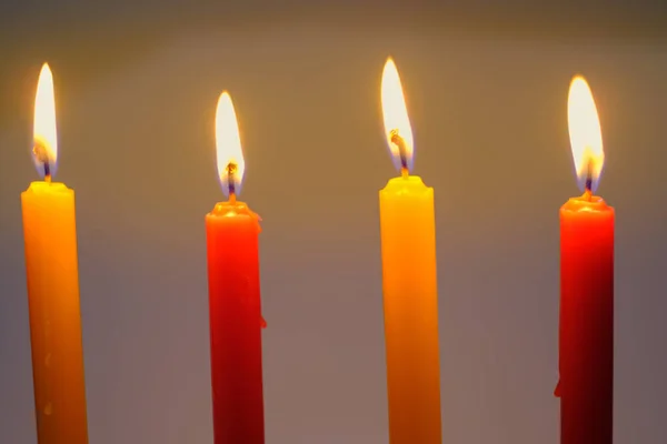 Чотири Свічки Світлового Полум Горять Яскраво Білому Тлі — стокове фото