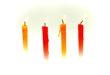 Dört parlak beyaz arka plan üzerinde yanan alev mum ışığı