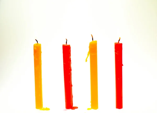Чотири Свічки Світлового Полум Горять Яскраво Білому Тлі — стокове фото