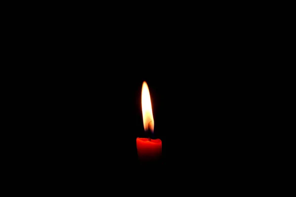 Одна Світла Свічка Полум Горить Яскраво Чорному Тлі — стокове фото