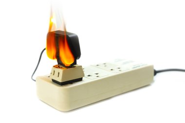 Ateşe elektrikli tel fiş priz ve bağdaştırıcı üzerinde beyaz arka plan, yanmış elektrik tel kaynaklanan elektrik kısa devre hatası