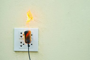 Ateşe elektrikli tel fiş priz ve bağdaştırıcı bölümünde, yanmış elektrik tel kaynaklanan elektrik kısa devre hatası 