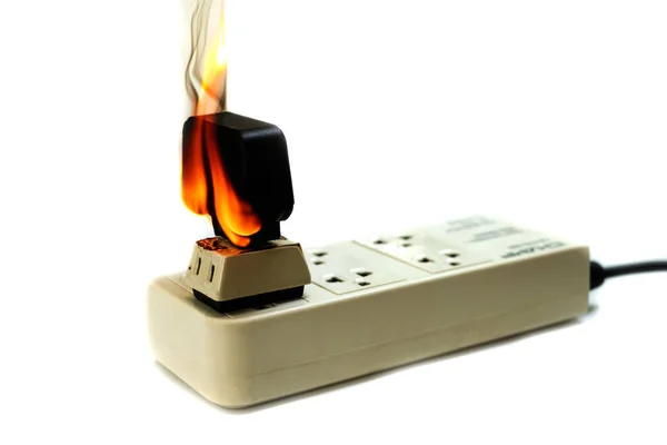 Steckdose Und Adapter Auf Weißem Hintergrund Brand Geraten Elektrischer Kurzschluss — Stockfoto