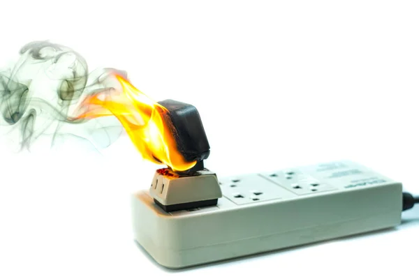 Steckdose Und Adapter Auf Weißem Hintergrund Brand Geraten Elektrischer Kurzschluss — Stockfoto