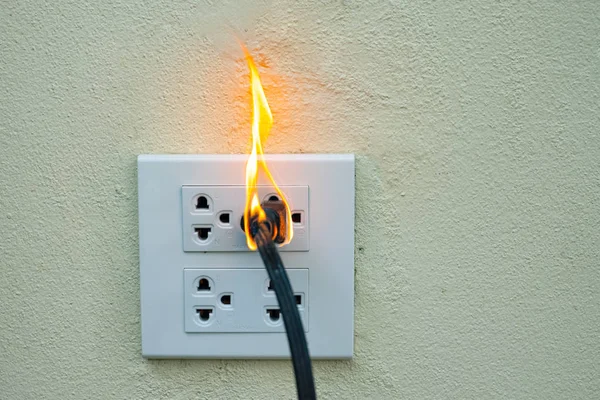 Auf Feuer Elektrische Stecker Steckdose Wand Trennwand Elektrischer Kurzschluss Ausfall — Stockfoto