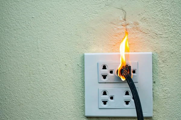 Auf Feuer Elektrische Stecker Steckdose Wand Trennwand Elektrischer Kurzschluss Ausfall — Stockfoto