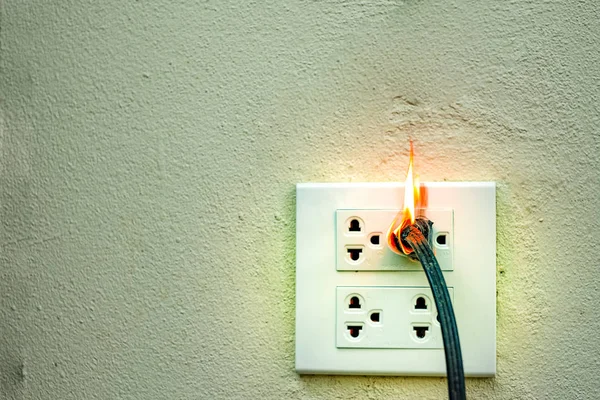 Auf Feuer Elektrische Stecker Steckdose Wand Trennwand Elektrischer Kurzschluss Ausfall — Stockfoto