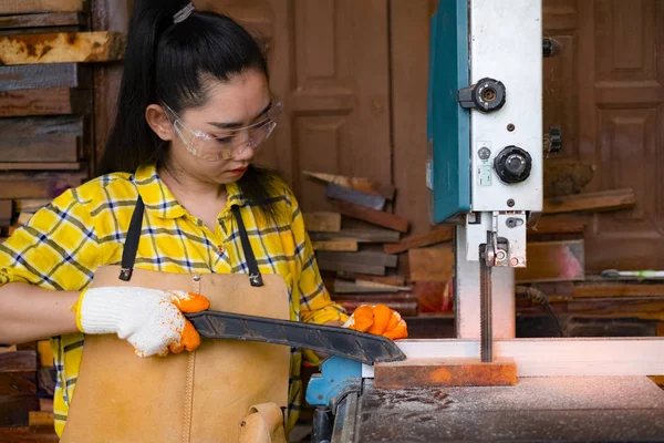 Mulheres Artesanato Trabalhando Madeira Cortada Banco Trabalho Com Serras Fita — Fotografia de Stock
