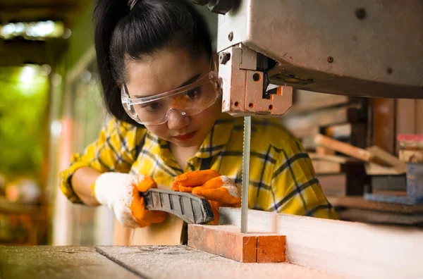 Mulheres Artesanato Trabalhando Madeira Cortada Banco Trabalho Com Serras Fita — Fotografia de Stock