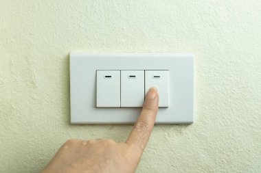 Islak el ışıklar elektrik geçiş açmak, nemli eller elektrik çarpması kavramı varken güç kapatmak için değil