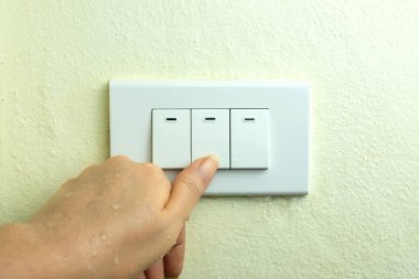 Islak el ışıklar elektrik geçiş açmak, nemli eller elektrik çarpması kavramı varken güç kapatmak için değil