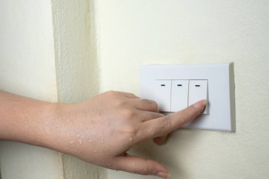Islak el ışıklar elektrik geçiş açmak, nemli eller elektrik çarpması kavramı varken güç kapatmak için değil