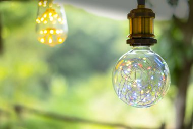 Klasik Retro akkor LED elektrik lambası üzerinde burred arka plan, Vintage ampul