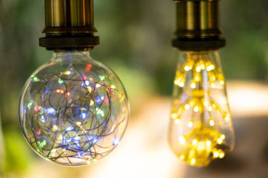 Klasik Retro akkor LED elektrik lambası üzerinde burred arka plan, Vintage ampul