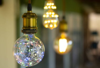 Klasik Retro akkor LED elektrik lambası üzerinde burred arka plan, Vintage ampul