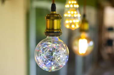 Klasik Retro akkor LED elektrik lambası üzerinde burred arka plan, Vintage ampul