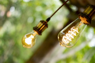 Klasik Retro akkor LED elektrik lambası üzerinde bulanık arka plan, Vintage ampul