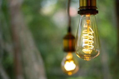 Klasik Retro akkor LED elektrik lambası üzerinde bulanık arka plan, Vintage ampul