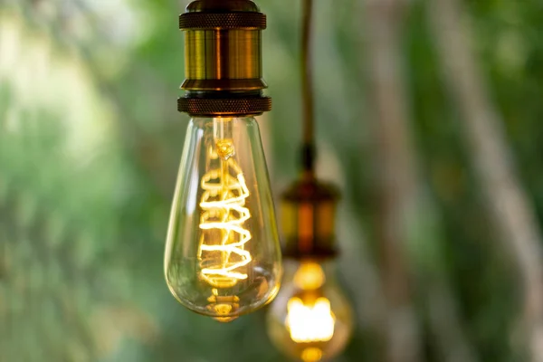 Klasická Retro Žárovka Elektrickým Světlem Rozostřené Pozadí Vinobraní Žárovka — Stock fotografie