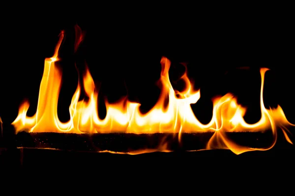 火焰在抽象艺术黑色背景 燃烧的红色热火花上升 火红的橙色发光的飞弹 — 图库照片