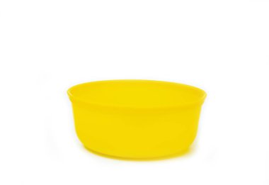 Plastik su kabı renk izole beyaz zemin üzerine sarı