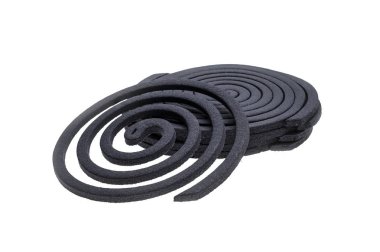 Beyaz arka planda rulo sivrisinek kovucular