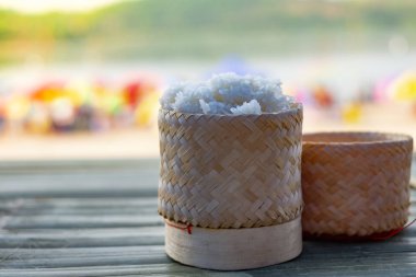  Bulanık arka planda bir hasır sepeti yapışkan pirinç