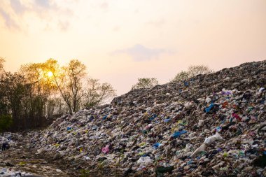 Dağ büyük çöp yığını ve kirlilik, koku ve toksik kalıntı yığını, bu çöp kentsel ve Sanayi alanlarından kurtulmak olamaz, tüketici toplumu neden büyük atık