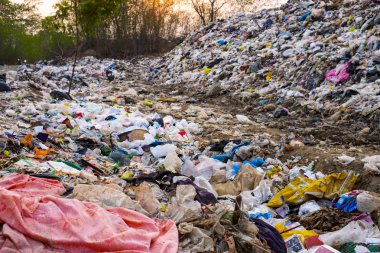 Dağ büyük çöp yığını ve kirlilik, koku ve toksik kalıntı yığını, bu çöp kentsel ve Sanayi alanlarından kurtulmak olamaz, tüketici toplumu neden büyük atık