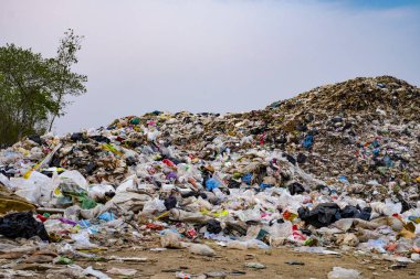 Dağ büyük çöp yığını ve kirlilik, koku ve toksik kalıntı yığını, bu çöp kentsel ve Sanayi alanlarından kurtulmak olamaz, tüketici toplumu neden büyük atık